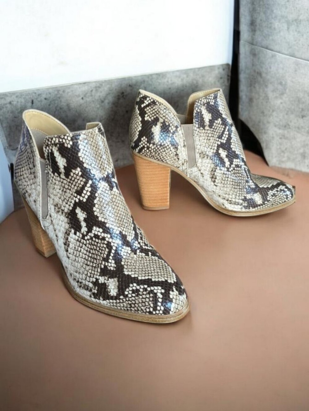 NWT VINCE CAMUTO ( 8M) FAMHIDA LEATHER Snake Skin Booties